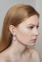 Load image into Gallery viewer, STAPLE WITH CONCH SHELL PEARL - YELLOW GOLD